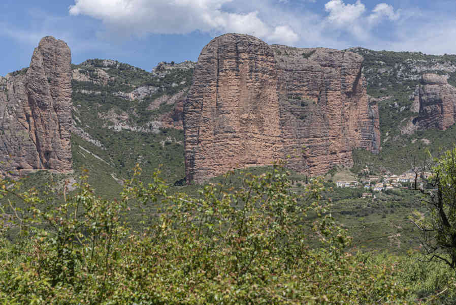 Huesca - Las Peñas de Riglos 02 - Mallos de Riglos.jpg